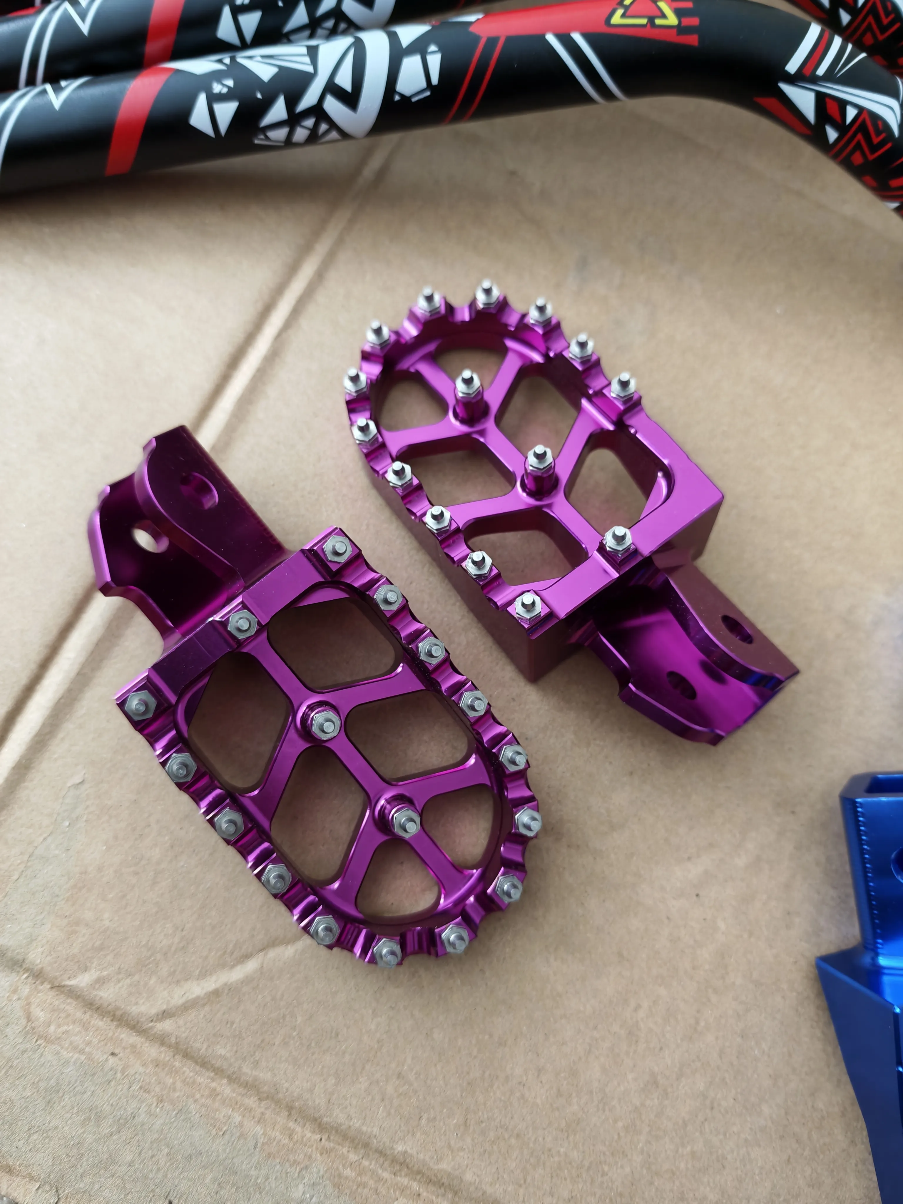 Estriberas CNC moradas