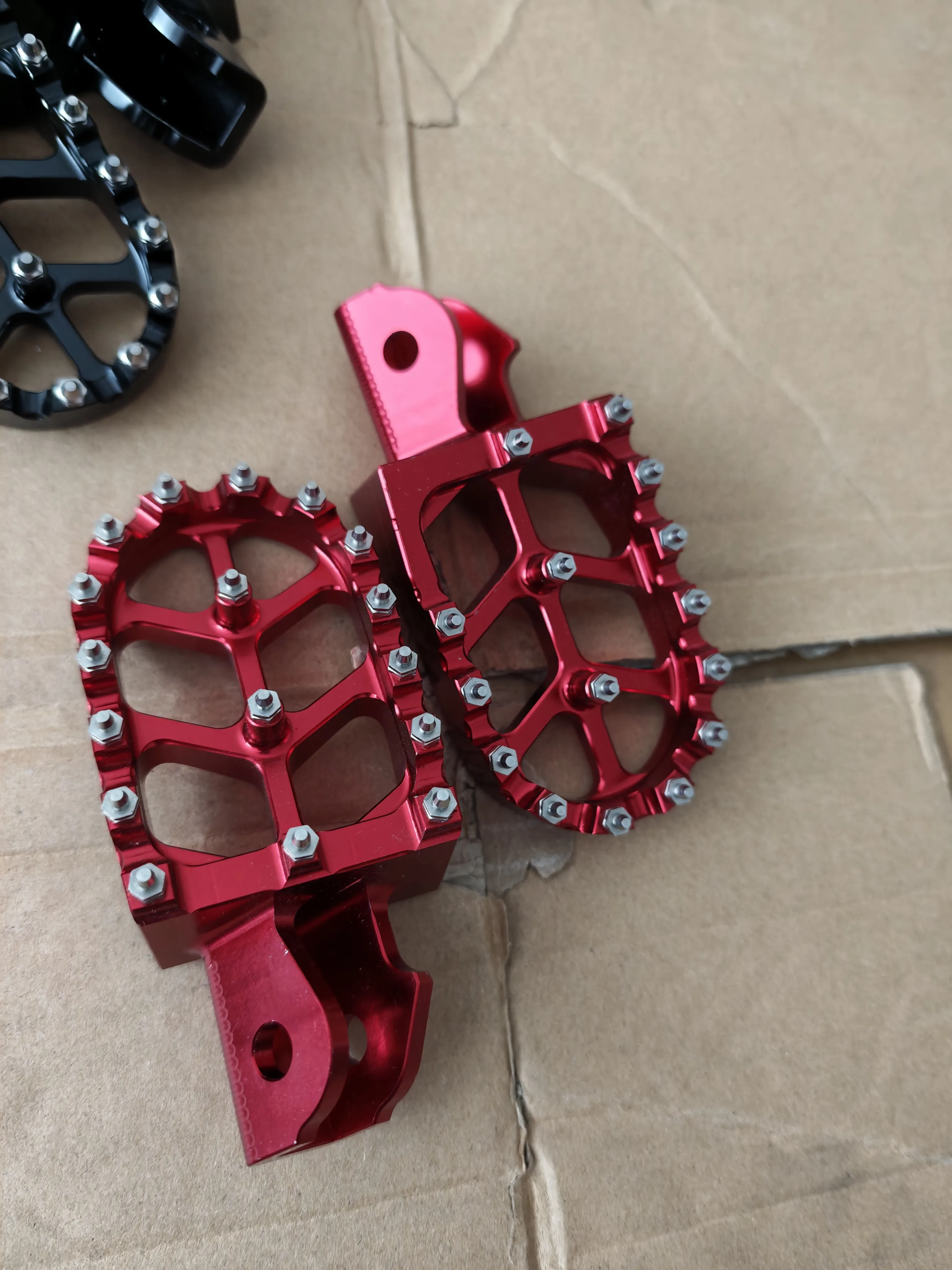 Estriberas CNC rojas